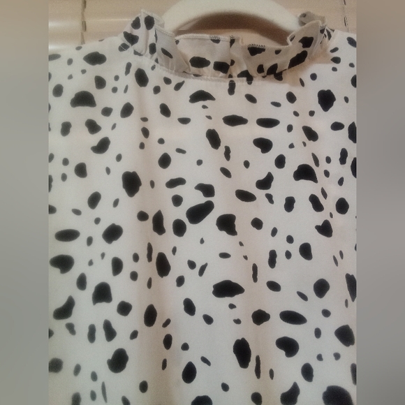 Black and white blouse with ruffles - Picture 9 of 10